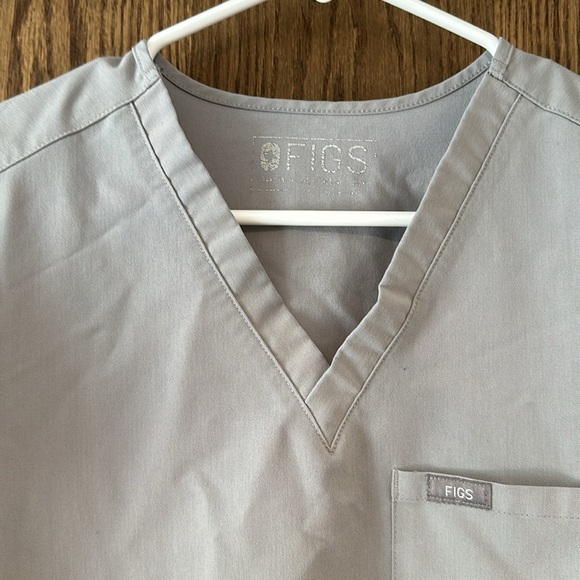 FIGS Short Sleeve Scrub Top in color Cement - Picture 3 of 4